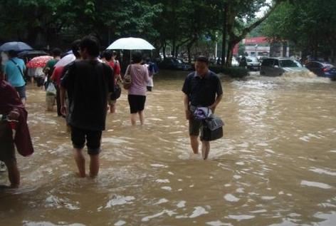 梦见大水淹路在水里走水很脏