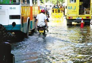 梦见水淹路淌水过去了,梦见大水淹路在水里走水很脏图2