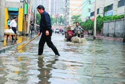 梦见水淹路淌水过去了,梦见大水淹路在水里走水很脏图3