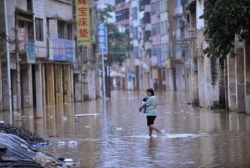 梦见水淹路淌水过去了,梦见大水淹路在水里走水很脏图4