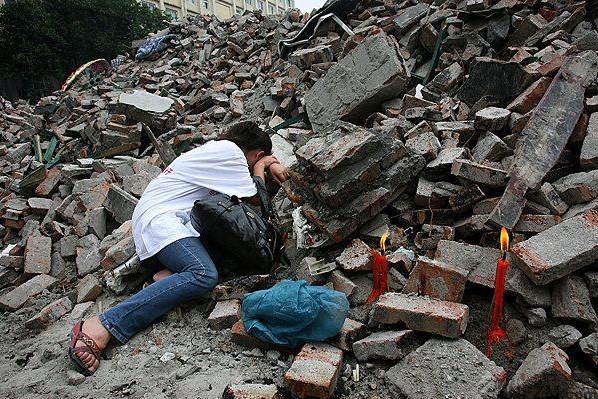 女人梦见地震但是人安全,梦见地震了房屋倒塌了人没事图2