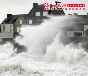 梦见大水淹路在水里走水很脏