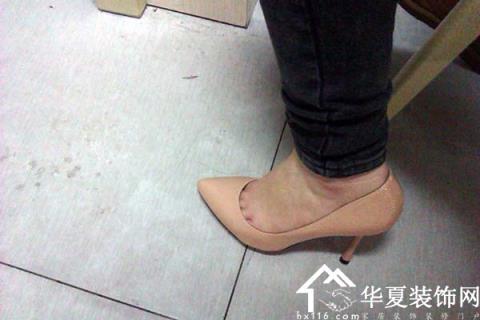 女人梦到找自己的鞋子找到了,但是被别人穿了