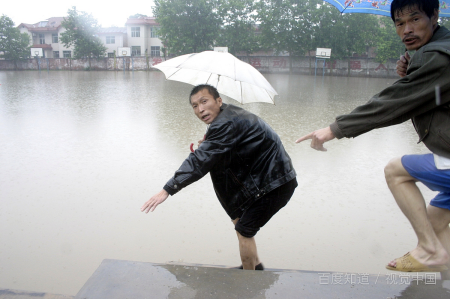 梦见发大水但有惊无险,梦见发大水但有惊无险梦院子里有水图2