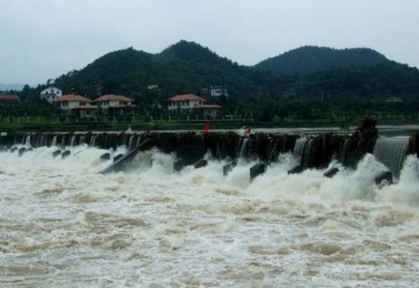 梦见河水很大很浑浊,梦见河水涨了什么意思图5