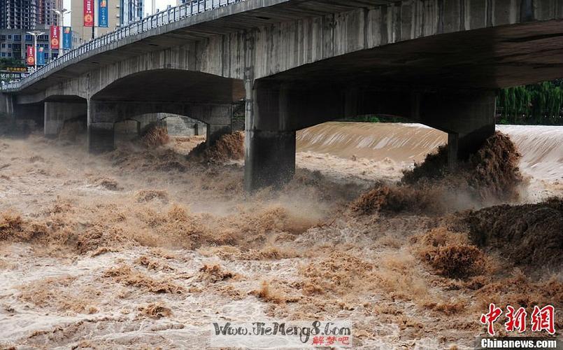 梦见下大雨发大水是什么意思