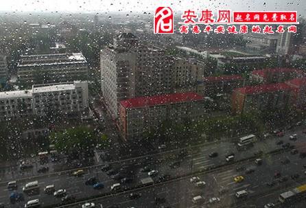 已婚女人梦见下雨了而且住的房屋漏雨