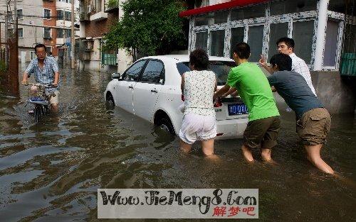 梦见下大雨自己被淋湿