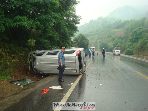 梦到别人把我的车开翻了人没事