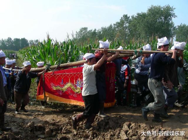 梦见一群人抬棺材出殡是什么意思