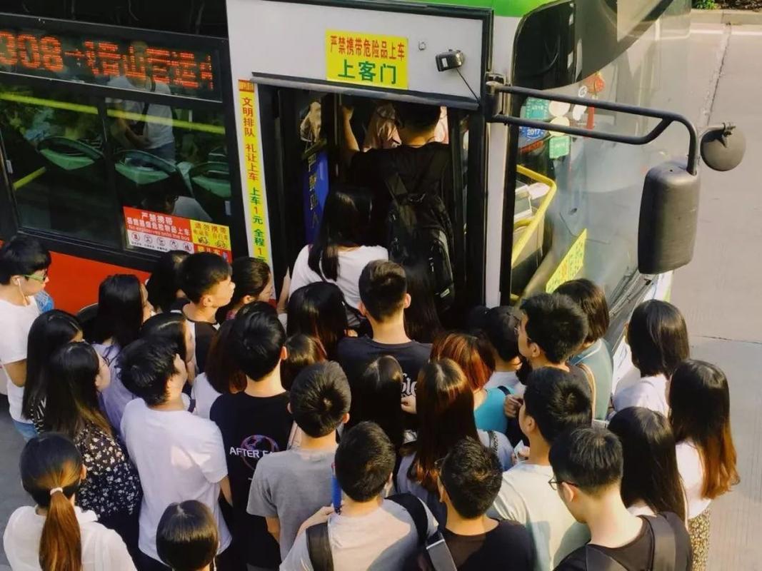 梦见挤公交车很多人都没有挤上