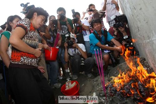 梦见已故亲人活着回家并说话会生男孩还是女孩子