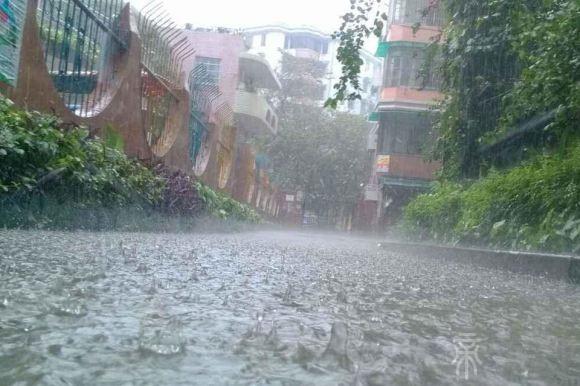 做梦梦下大雨发大水