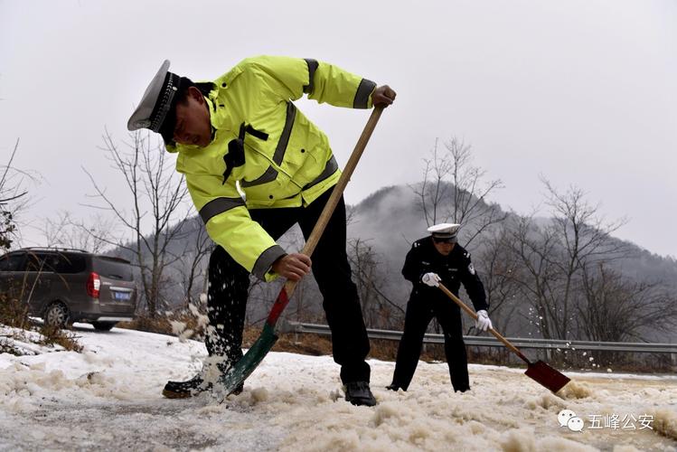 梦见用锹铲雪什么意思