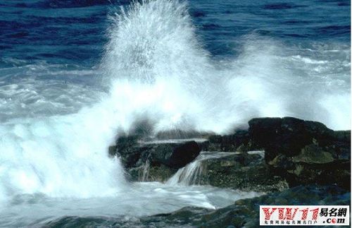 梦见碧蓝清澈的大海,有高高的海浪