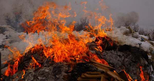 女人梦见别人房子着火,梦见别人家的房子着火了什么预兆图4