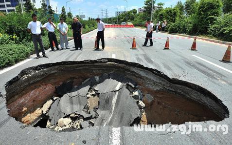 梦见走路路断了什么意思