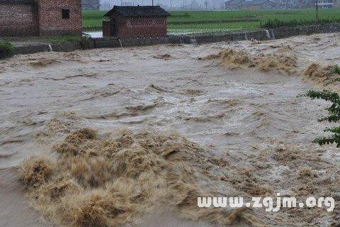 梦见河水上涨到路面拦住了去路