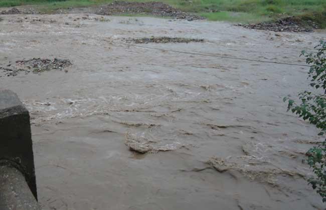 梦见下雨河水上涨挡住了去路