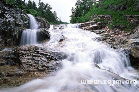 梦见自己在波涛汹涌的水里游泳