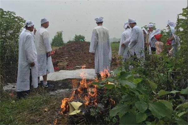 梦见送死人下葬是什么意思