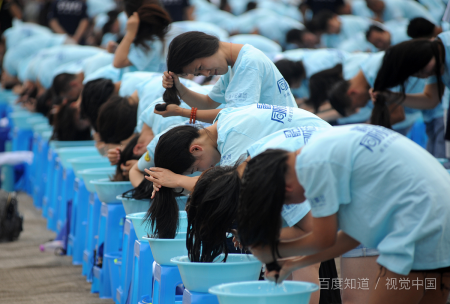 梦见洗澡洗头发是什么征兆 女人,女人梦见用水冲头发幸运数字图2