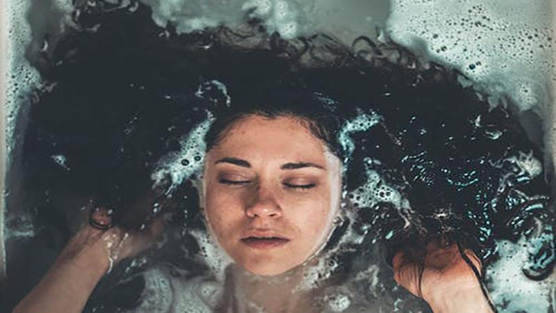 女人梦见洗澡洗头发是什么意思