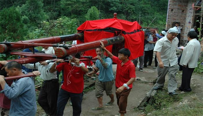 梦见别人抬棺材掉了