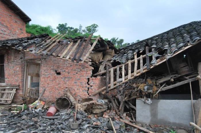 做梦地震房屋倒塌,自己死里逃生