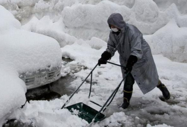 梦见下大雪了地上下的特别厚,梦见下大雪地上的雪很厚周公解梦图2