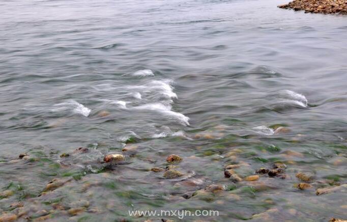 梦见河水上涨水很干净并且在水里洗澡