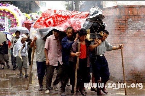 梦见邻居死了办丧事,还躺在棺材里