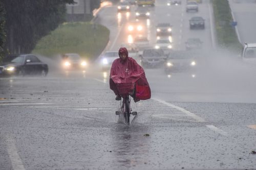 女人梦见自己冒雨前行道路泥泞