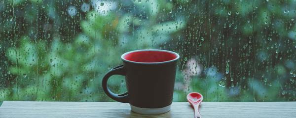 梦见外面下雨我在屋里,梦见外面下雨了我一个人在一个大房子里住图2