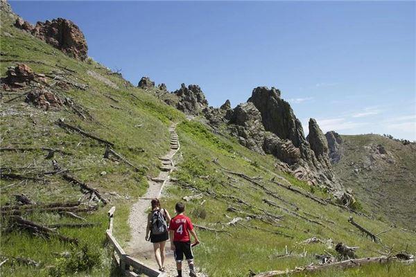 女人梦见上山又下山什么预兆