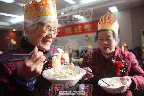 梦见很多人吹锣打鼓来庆祝我生日快乐