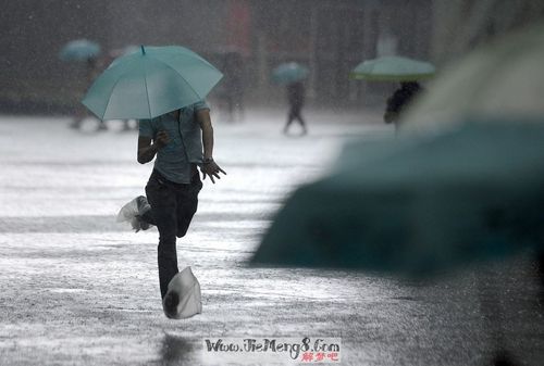 女人梦见在雨中奔跑预示什么