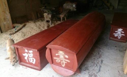红棺材与黑棺材的区别,棺材有黑有红有金色好吗图9