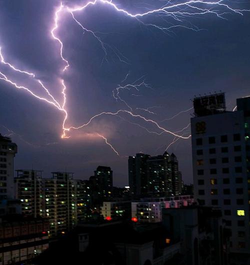 梦见大雨滂沱电闪雷鸣