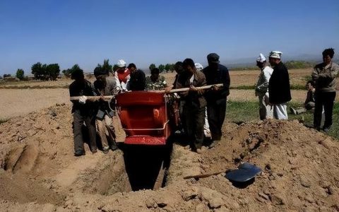 梦见别人抬死人是什么意思,梦见很多人抬死人上山去埋
