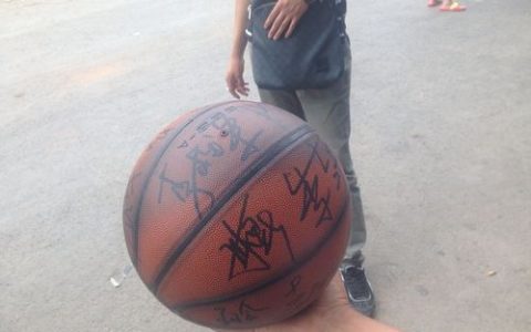 梦见篮球明星给我签名,昨晚梦见自己的偶像李易峰还给我签名了是什么意思啊