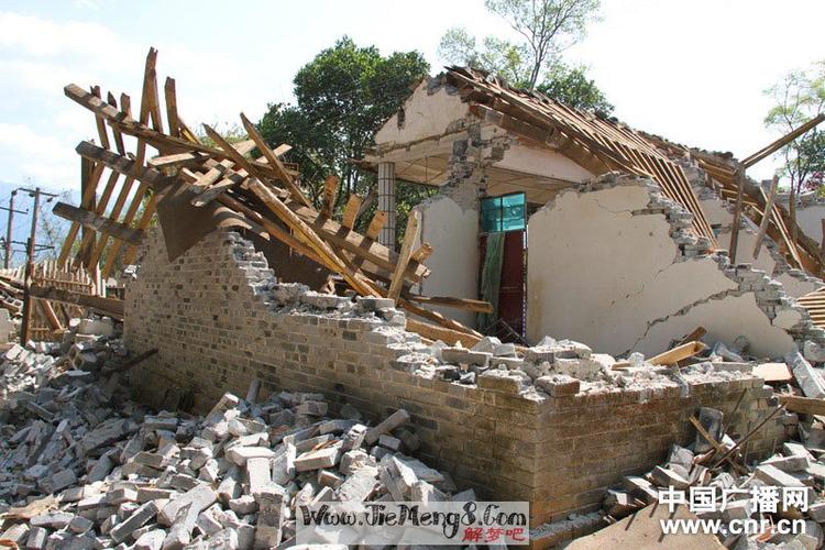 女人梦见地震房子倒塌但是安全躲开