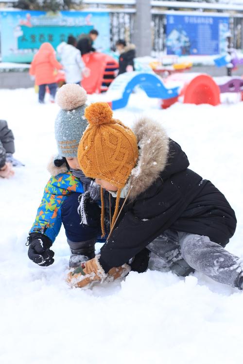 梦见大雪很厚而且我跟朋友们玩的很开心英语