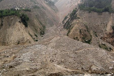 梦见山体滑坡自己没事,梦见地震山体滑坡是什么意思图4