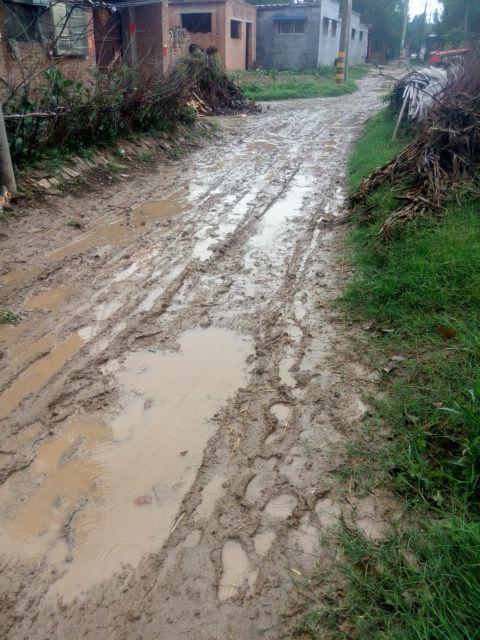 梦见天上下着雨自己在泥泞哦路上艰难的行走什么意思