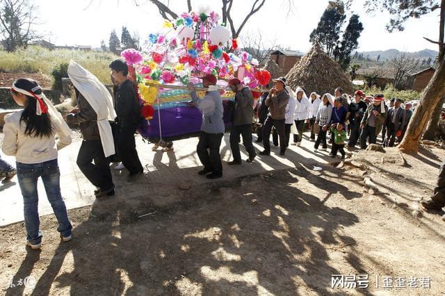 梦见抬死人出殡是什么意思