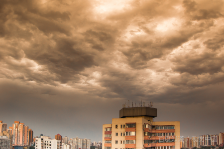 梦见狂风暴雨房屋损坏,梦见洪水冲毁马路是什么意思图4