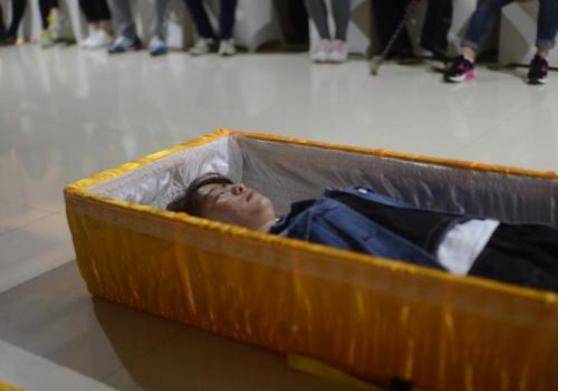 梦见死人躺在棺材里好不好?