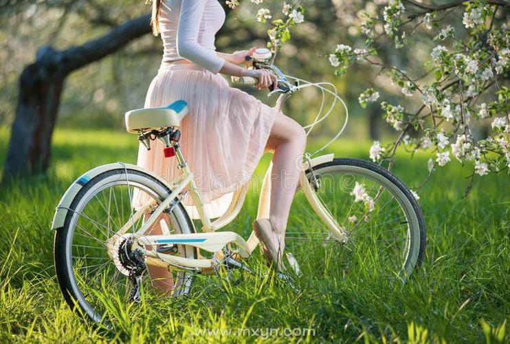女人梦见骑自行车赶路路很窄不平难走
