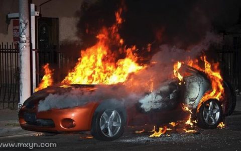 梦见车着火了是什么意思,梦见汽车电线着火预示什么